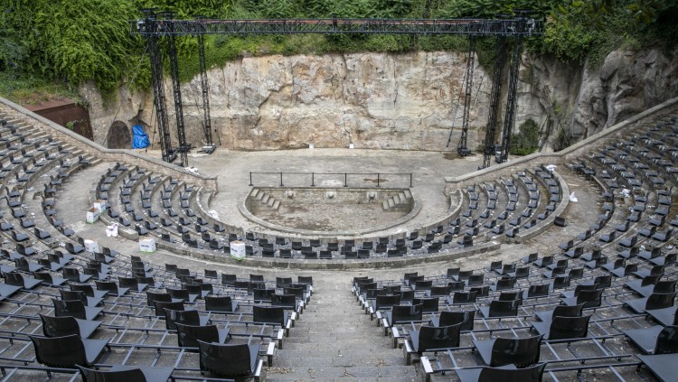 Imatge de com lluirà aquest estiu el Teatre Grec de Montjuïc, amb un aforament reduït a 800 persones. ©Grec
