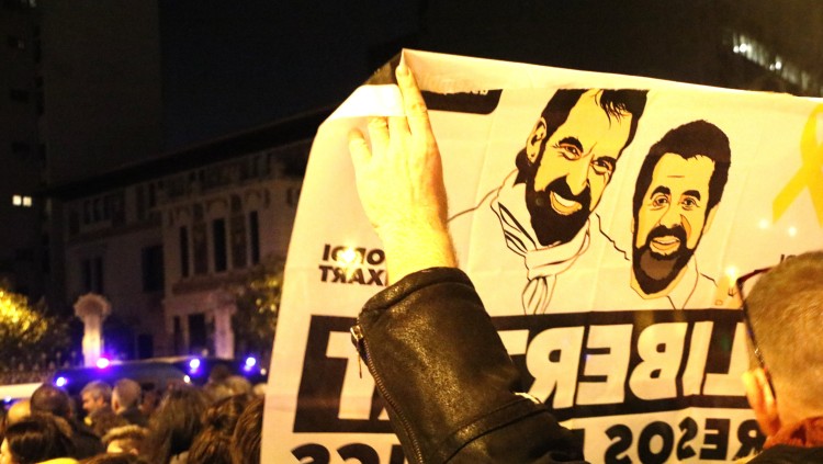 Manifestant demana l'alliberament de Jordi Sànchez i Jordi Cuixart. Agència Catalana de Notícies