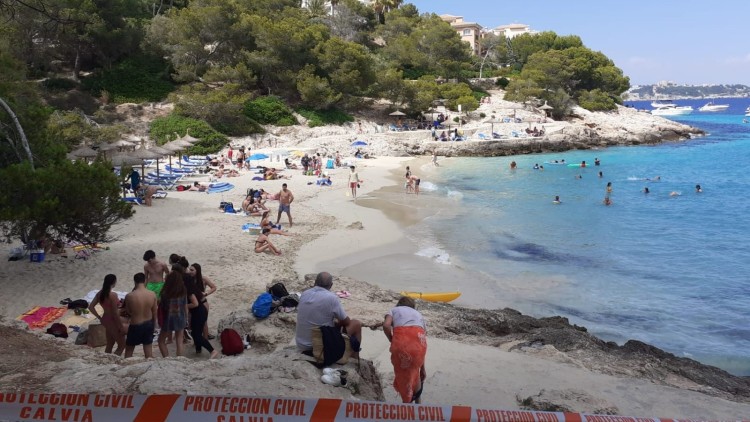 Platja de Calvià, protegida per la policia. Europa Press