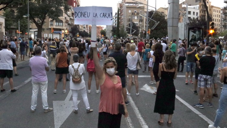 Una ciutadana es manifesta contra el confinament al Segrià. Agència Catalana de Notícies