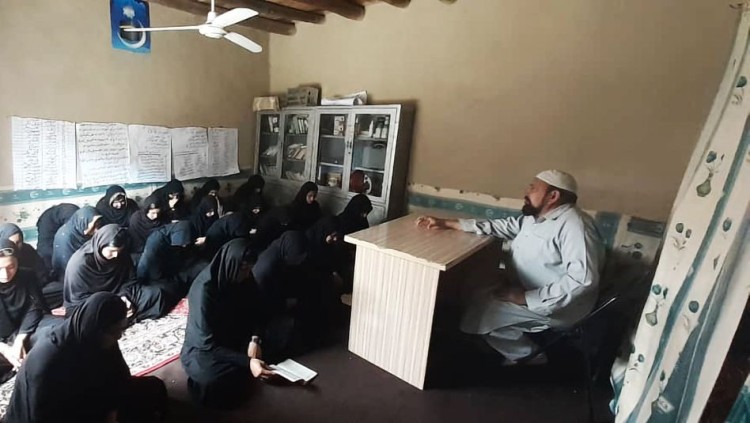 Ur-Rahman fent classes a xiquetes des del saló de sa casa. Der Spiegel