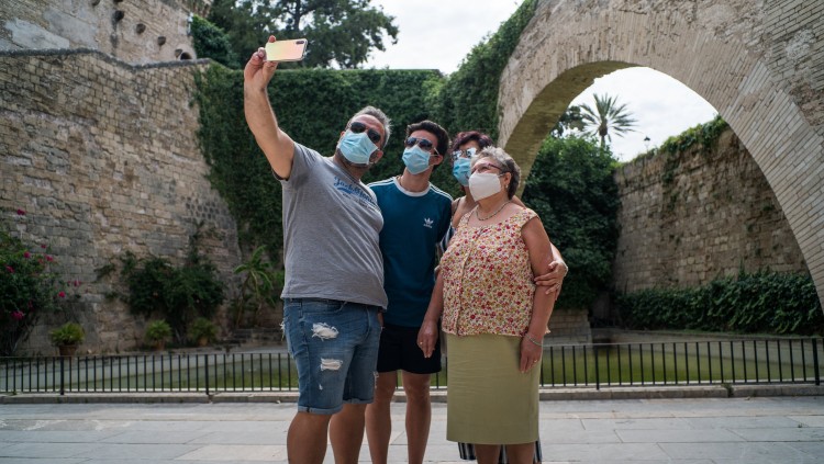 Turistes es fotografien a Palma. Europa Press