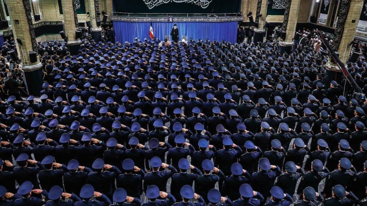 El líder suprem iranià, Ali Khamenei, s'adreça al públic. Der Spiegel