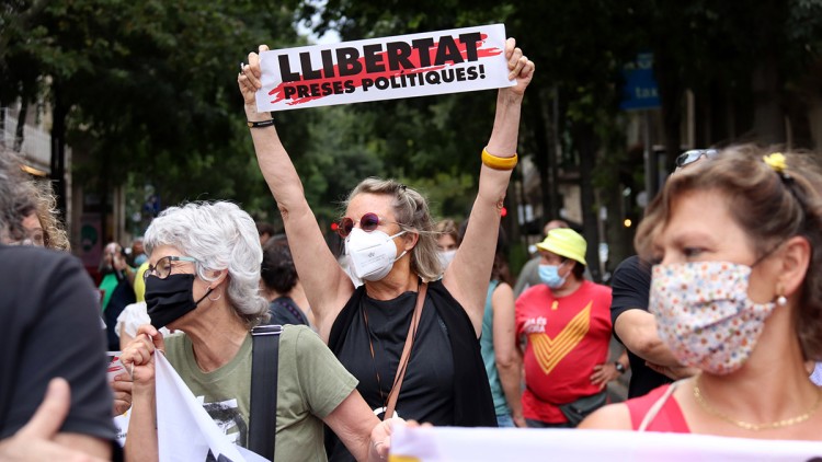 Manifestant demana la llibertat dels presos polítics. Agència Catalana de Notícies