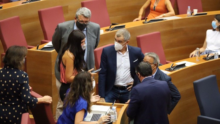 Portaveus i diputats dels cinc grups que finalment donaran suport al dictamen de la comissió de reconstrucció de les Corts valencianes, durant una conversa a l'hemicicle aquest dimarts.. Pablo Gobernado