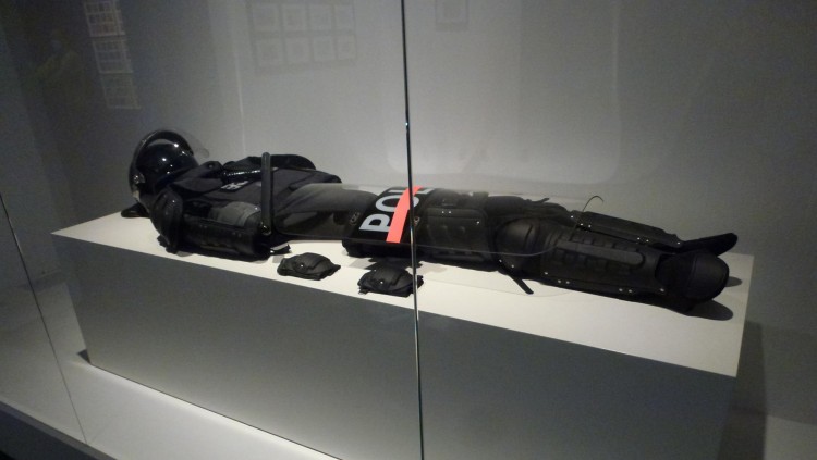 Daniel G. Andújar: Erik, el ventríloc (2012), vestit antidisturbis.