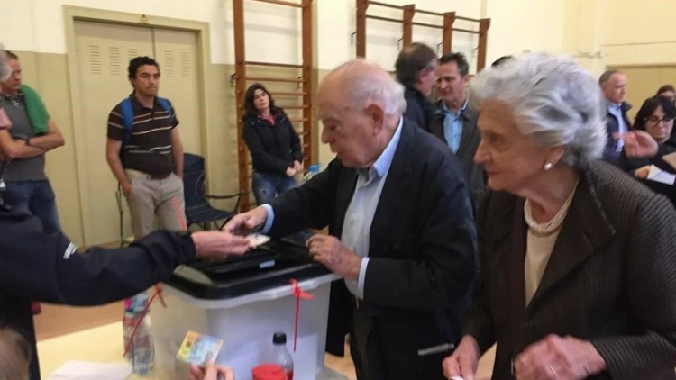 Jordi Pujol i Marta Ferrusola voten en el referèndum de l'1 d'octubre| Europa Press. Europa Press