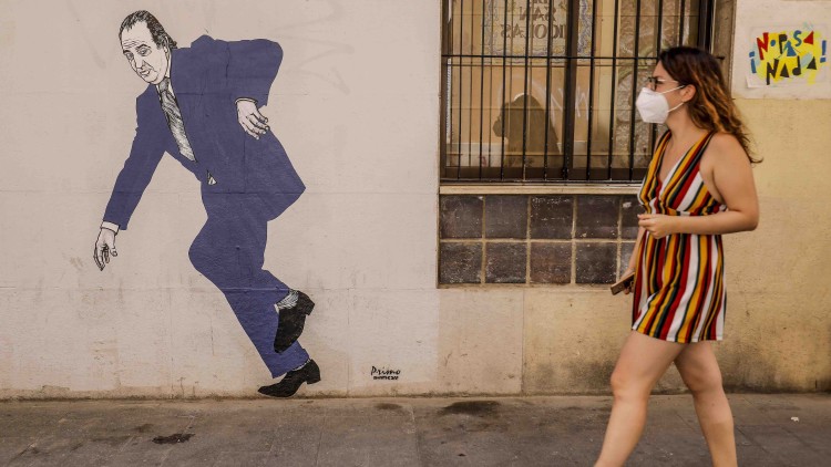 Una pintada apareguda a un carrer de València que representa el rei emèrit espanyol, Joan Carles I, a punt de caure.. Europa Press