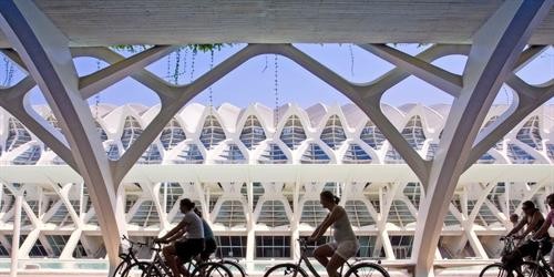 Unes persones circulen per la Ciutat de les Arts i de les Ciències.. Europea Press