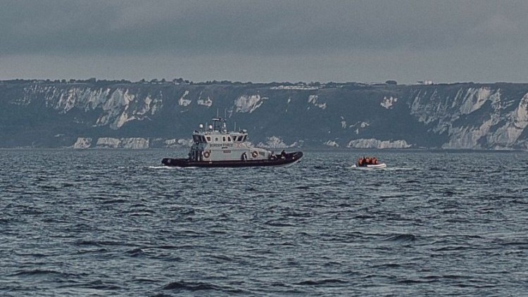 Una patrulla fronterera persegueix una embarcació de refugiats a la costa de Dover, al Regne Unit. Der Spiegel