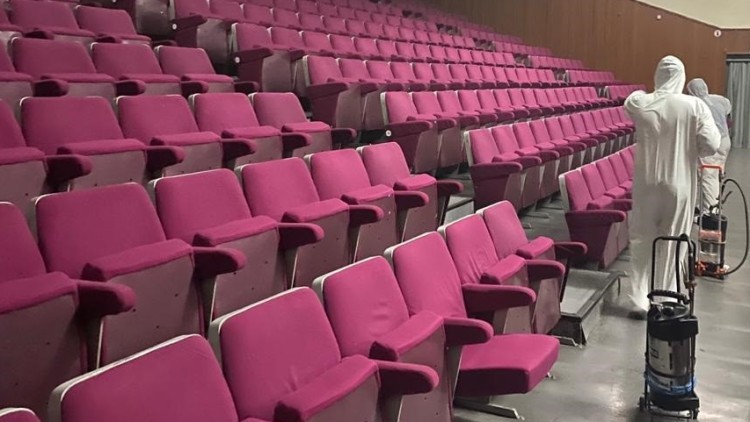 Els teatres es desinfecten contra la COVID. Europa Press