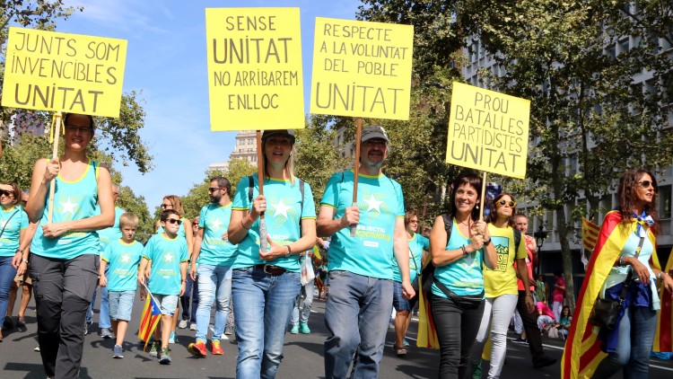 Participants a la manifestació de la Diada amb pancartes demanat unitat als partits polítics, l'11 de setembre del 2019 