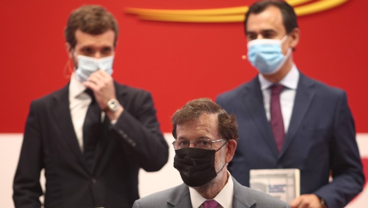 Mariano Rajoy i, en segon terme, Pablo Casado, durant la presentació recent del llibre del company de partit Fernando Martínez Maíllo.. Europa Press