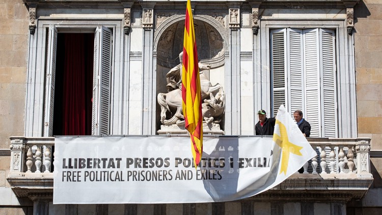 Pancarta penjada al balcó del Palau de la Generalitat en període electoral que podria suposar la destitució del president Quim Torra per part del Tribunal Suprem. Europa Press