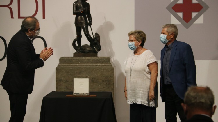 El president Quim Torra entrega la Creu de Sant Jordi als pares de Guillem Agulló. Agència Catalana de Notícies