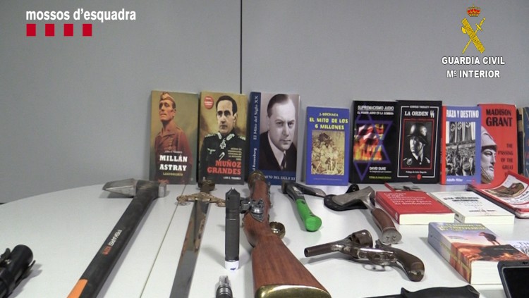 Part del material decomisat pels Mossos d'Esquadra i la Guàrdia Civil