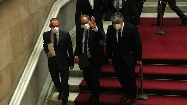 El president Quim Torra, acompanyat de Josep Costa i Albert Batet en el seu últim ple al Parlament. Agència Catalana de Notícies