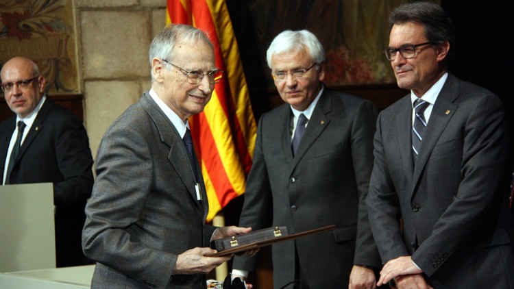 Hilari Raguer rep la creu de Sant Jordi el 2014. Agència Catalana de Notícies