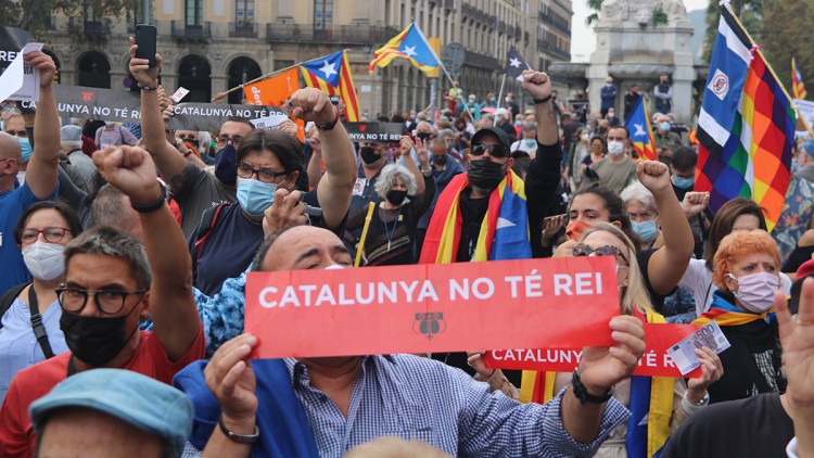 Manifestants reben amb hostilitat el rei espanyol Felip VI a Catalunya. Agència Catalana de Notícies