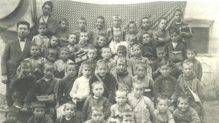 Boix Senmartí junt als alumnes de l'escola de Castellfort, l'any 1930. Arxiu familiar Boix Tena
