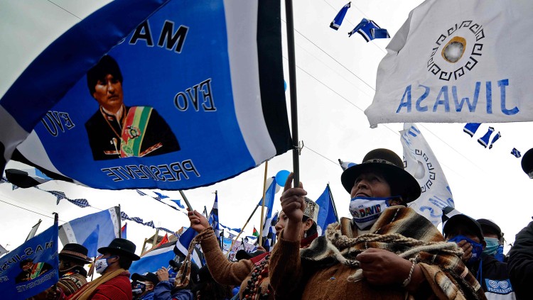Seguidor del MAS amb una bandera que reivindica Evo Morales durant un acte electoral amb Luis Arce com a candidat| Europa Press