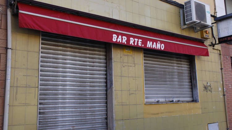 Restaurant El Maño amb la persiana abaixada. Jan Pastor