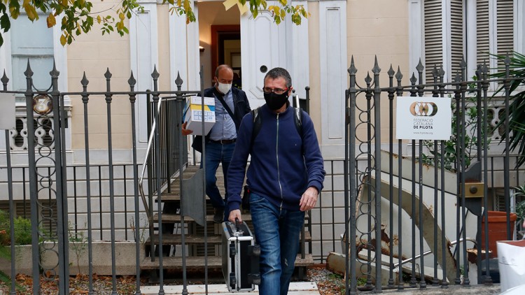 Moment de l'operatiu de la Guàrdia Civil durant l'operació 'Volhov'. Agència Catalana de Notícies