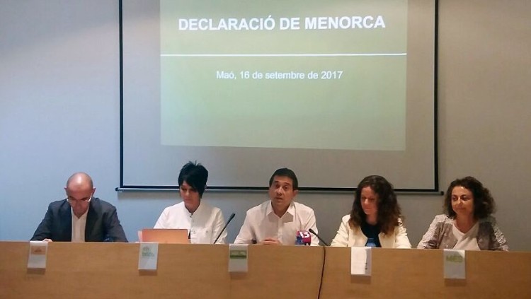 Representats de les sis formacions sobiranistes que firmen la 'Declaració de Menorca'