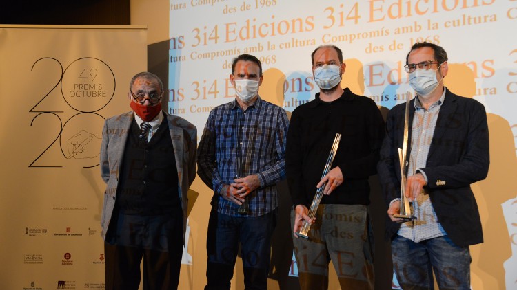 L'editor Eliseu Climent amb els guanyadors presents en l'acte, Ramon Ramon, Àlex Matas i Jordi Valls Pozo. Prats
