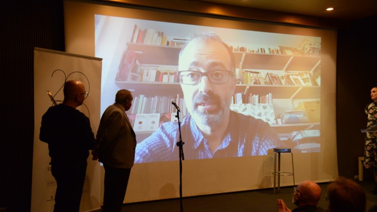 Ferran Joanmiquel, premi Pere Capellà de Teatre, s'adreça al públic per vídeo. Prats i Camps