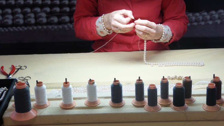 Elaboració artesanal de collars de perles