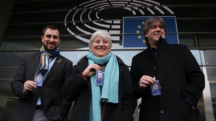 Toni Comín, Clara Ponsatí i Carles Puigdemont es fotografien amb la credencial d'eurodiputats. Agència Catalana de Notícies