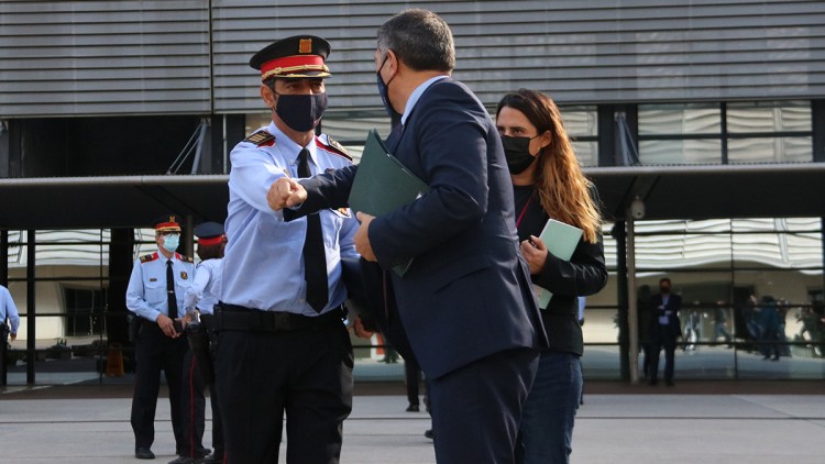 El Major Trapero i el conseller Sàmper se saluden. Agència Catalana de Notícies