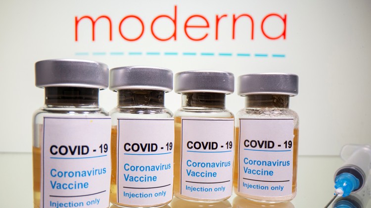 Vials amb un adhesiu que diu "COVID-19 / Vacuna contra el coronavirus / només per injecció" i una xeringa davant del logotip de Moderna. Agència Catalana de Notícies