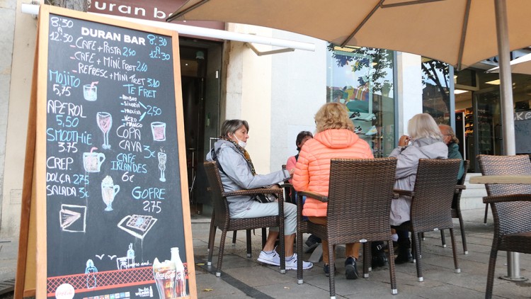 Un grup de persones consumint en una terrassa a Girona. Agència Catalana de Notícies