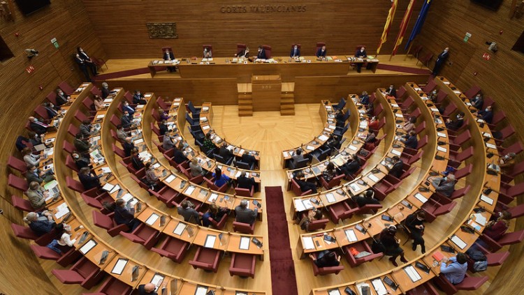 Panoràmica de les Corts valencianes durant la sessió d’aquest dimarts, en què shan debatut les esmenes a la totalitat als pressupostos presentades pel PP i Vox.