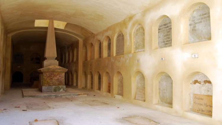 Interior d’una de les criptes amb el panteó del cònsol suec al centre. Àlex Rebollo