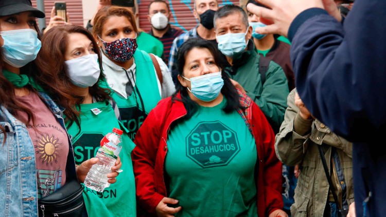 Activistes de la PAH durant un desnonament a Barcelona durant aquest mes de novembre| ACN