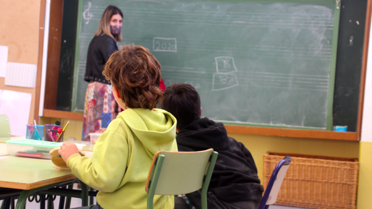 L'aula de l'escola d'Almedíxer a la qual assisteixen, des de la setmana passada, Xaloc, Dídac, Gael i León.. EL TEMPS