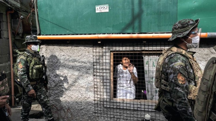 Agents de policia al nord de Manila: el bloqueig dur va ser de poca utilitat per a la gent. Der Spiegel