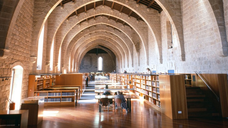La nau de Llevant amb els seus arcs apuntats. Biblioteca de Catalunya