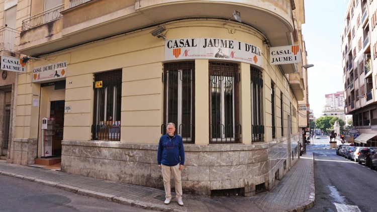 Agustí Agulló a les portes del Casal Jaume I d'Elx. El Tempir