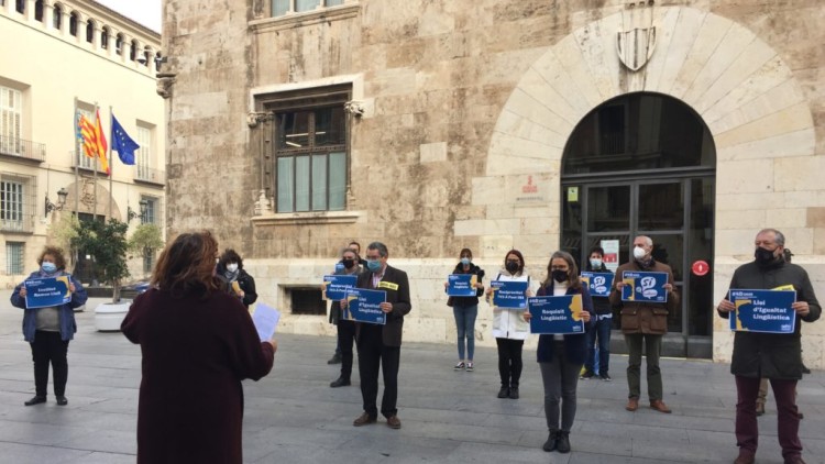 Entitats civils valencianes s'han manifestat aquest divendres pels drets lingüístics a la porta del palau de la Generalitat Valenciana| Escola Valenciana