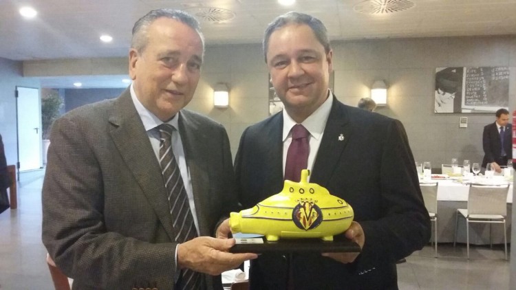 El president del Vila-real CF, Fernando Roig, entrega un xicotet submarí a l'aleshores president del Deportivo, Tino Fernández| @VillarrealCF