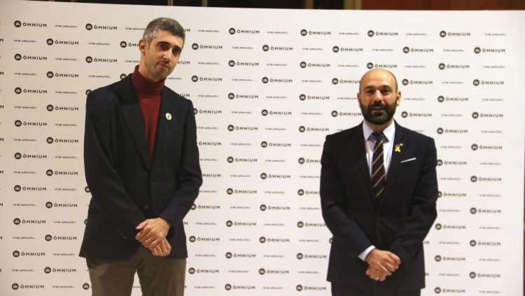 L'escriptor Víctor García Tur, guanyador del 61è Premi Sant Jordi amb la novel·la 'L'aigua que vols', al costat del vicepresident d'Òmnium, Marcel Mauri, durant la Nit de Santa Llúcia el 15 de desembre del 2020 a Barcelona. Agència Catalana de Notícies