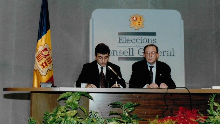 Jordi Cinca compareix en roda de premsa al costat d'Òscar Ribas en el context de les eleccions al Consell General d'Andorra de 1993.