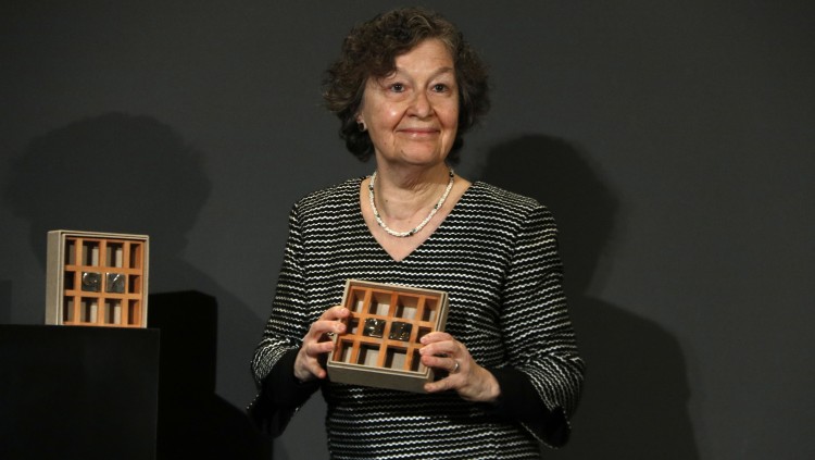 Pla mitjà de la guanyadora dels Premi Josep Pla, Maria Barbal, mostrant el guardó. Agència Catalana de Notícies