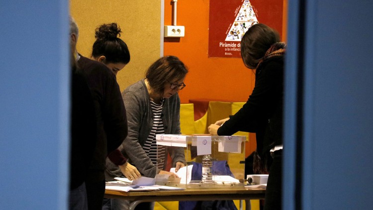 Membres de les meses segellen una urna en un col·legi electoral de Barcelona, el 21 de desembre de 2017. Agència Catalana de Notícies