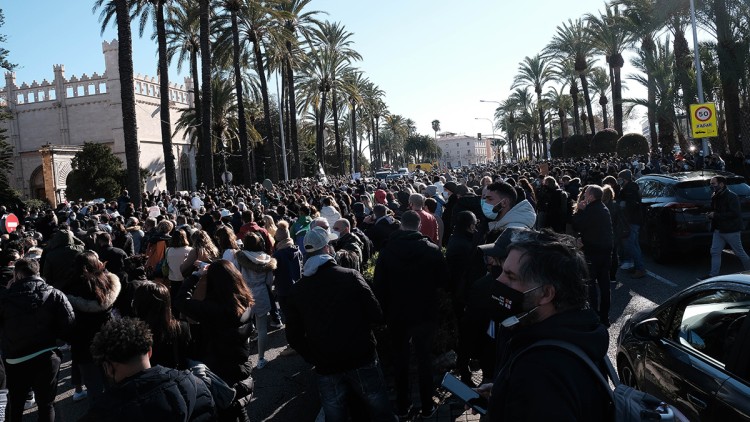 Manifestants a Palma contra les restriccions de la restauració. Europa Press