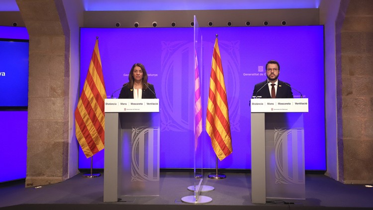 La portaveu del Govern i consellera de la Presidència, Meritxell Budó; i el vicepresident del Govern amb funcions de president, Pere Aragonès, en roda de premsa des del Palau de la Generalitat. Agència Catalana de Notícies